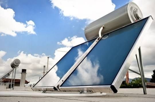 Calentador solar con colectores y termo acumulador instalado en una techumbre